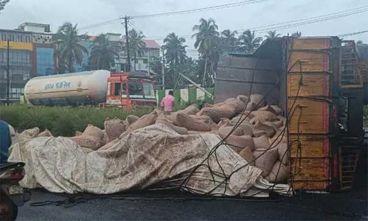 Truck overturn 